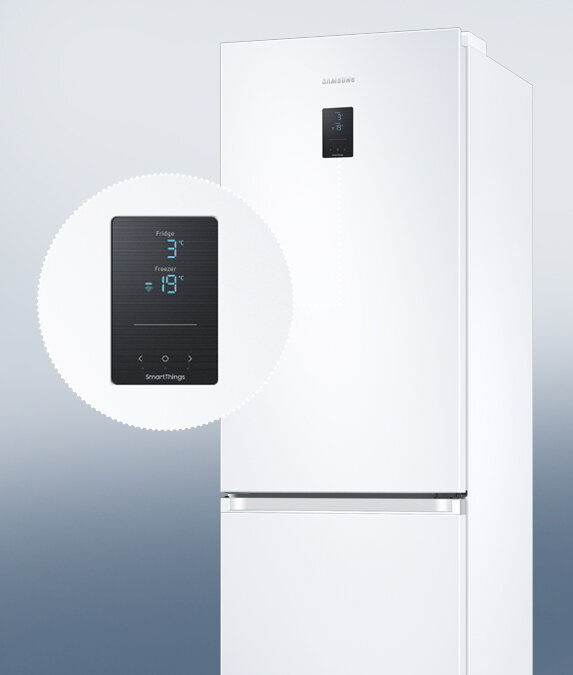 Biała lodówka z wyświetlaczem pokazującym temperaturę: Fridge 3°C, Freezer -19°C. Na wyświetlaczu widoczny jest napis \'SmartThings\'.