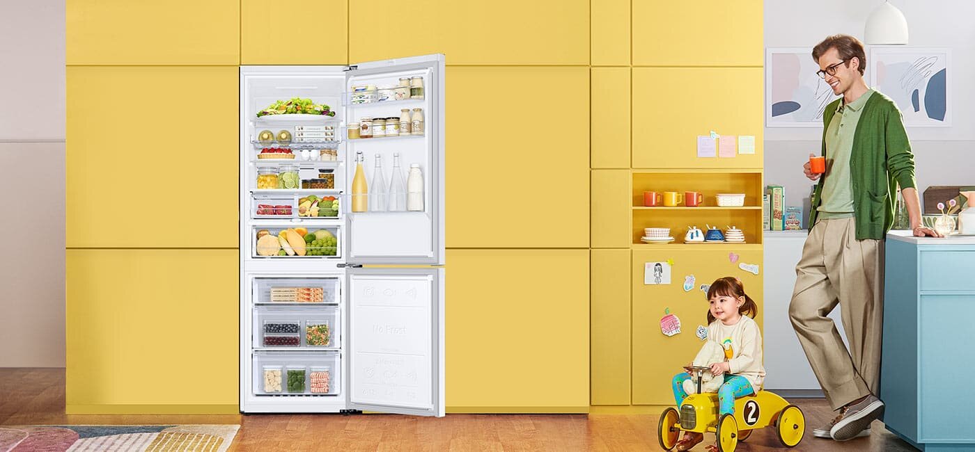 Na zdjęciu otwartej lodówki Samsung RB34C675DWW możesz łatwo sprawdzić układ jej półek i szuflad Na zdjęciu otwartej lodówki Samsung RB34C675DWW możesz łatwo sprawdzić układ jej półek i szuflad