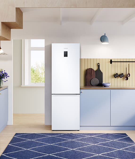 Dwudrzwiowa lodówka Samsung RB34C675DWW z płaskimi drzwiami wykończonymi w bieli Dwudrzwiowa lodówka Samsung RB34C675DWW z płaskimi drzwiami wykończonymi w bieli