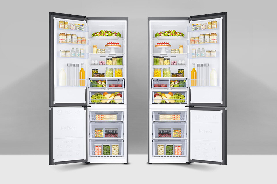 Dwie otwarte lodówki wypełnione różnorodnymi produktami spożywczymi, takimi jak owoce, warzywa, napoje i słoiki. Wnętrze lodówek jest jasno oświetlone, a na drzwiach widoczne są półki z dodatkowymi produktami.