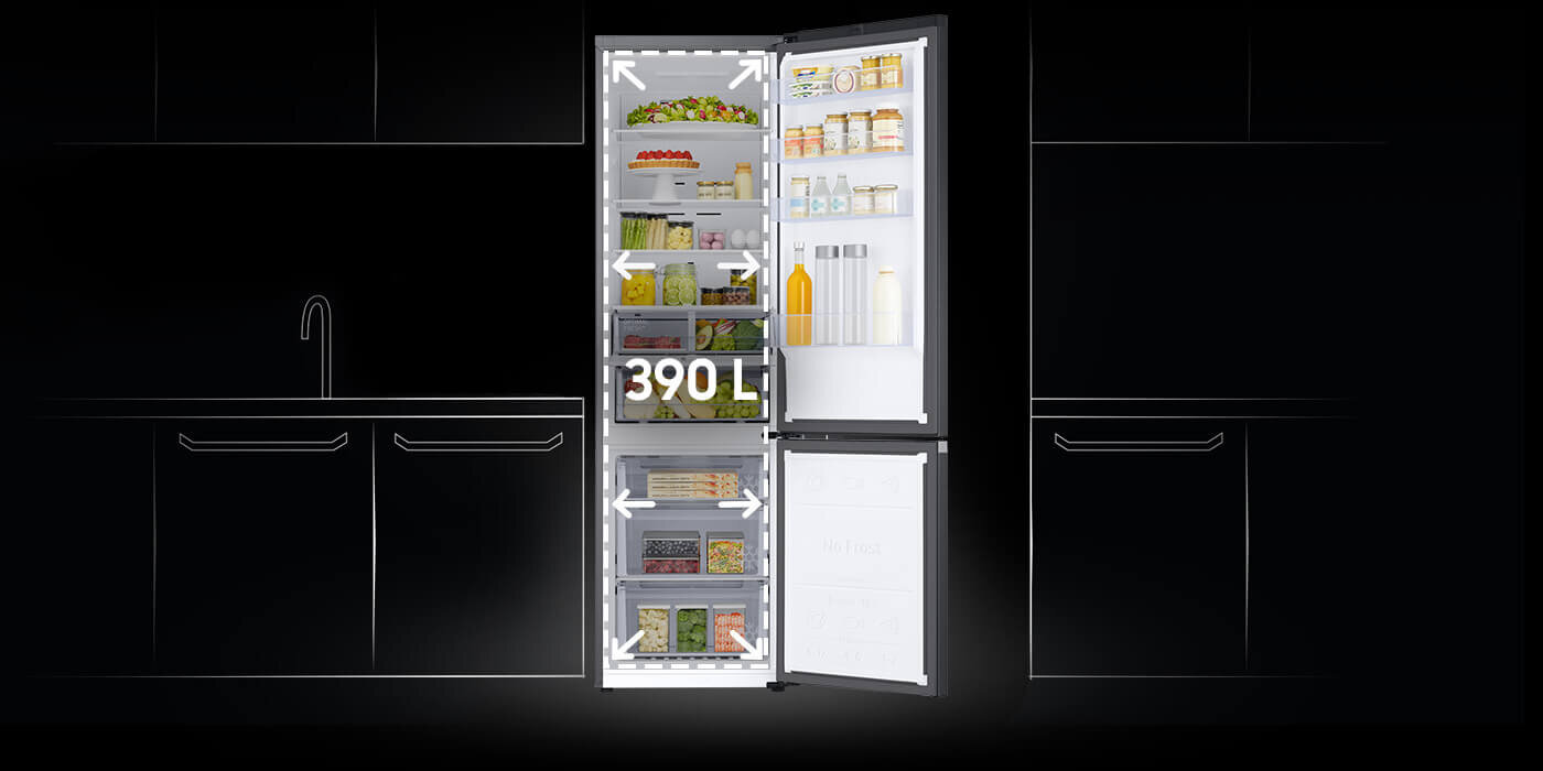 Otwarta lodówka z widocznymi półkami wypełnionymi różnymi produktami spożywczymi. Na drzwiach lodówki widoczny jest napis \'390 L\'.