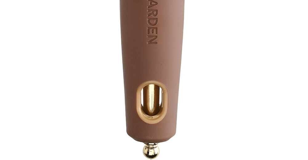 Szczotka do włosów OLIVIA GARDEN Expert Blowout Shine Wavy bristles 20 zbliżenie na brązową rączkę złoty element na dole szpikulec białe tło ergonomiczne zaprojektowany uchwyt nie ślizga się materiał antypoślizgowy komfortowe i precyzyjne modelowanie włosów wyjmowany szpikulec ułatwia rozdzielanie pasm komfort efektywność stylizacja