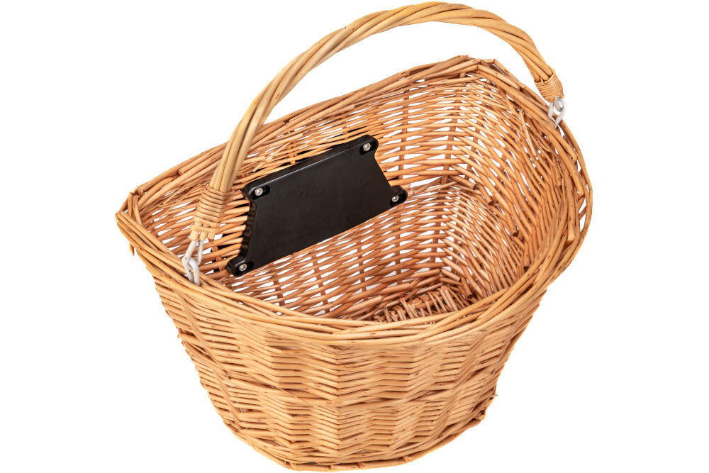 Koszyk wiklinowy na rower S-LINE VKS-502 Pusty wiklinowy kosz rowerowy z uchwytem, widok z góry. Widoczna tylna czarna płytka adaptera montażowego, przymocowana do kosza za pomocą śrub, służąca do wpięcia w uchwyt na kierownicy.