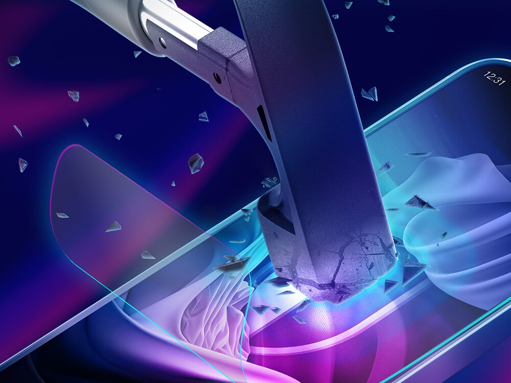 Obraz przedstawia młotek uderzający w ekran telefonu, na którym znajduje się folia ochronna. Wokół widać rozpryskujące się fragmenty szkła, a na ekranie widoczny jest fragment godziny \'12:31\'.