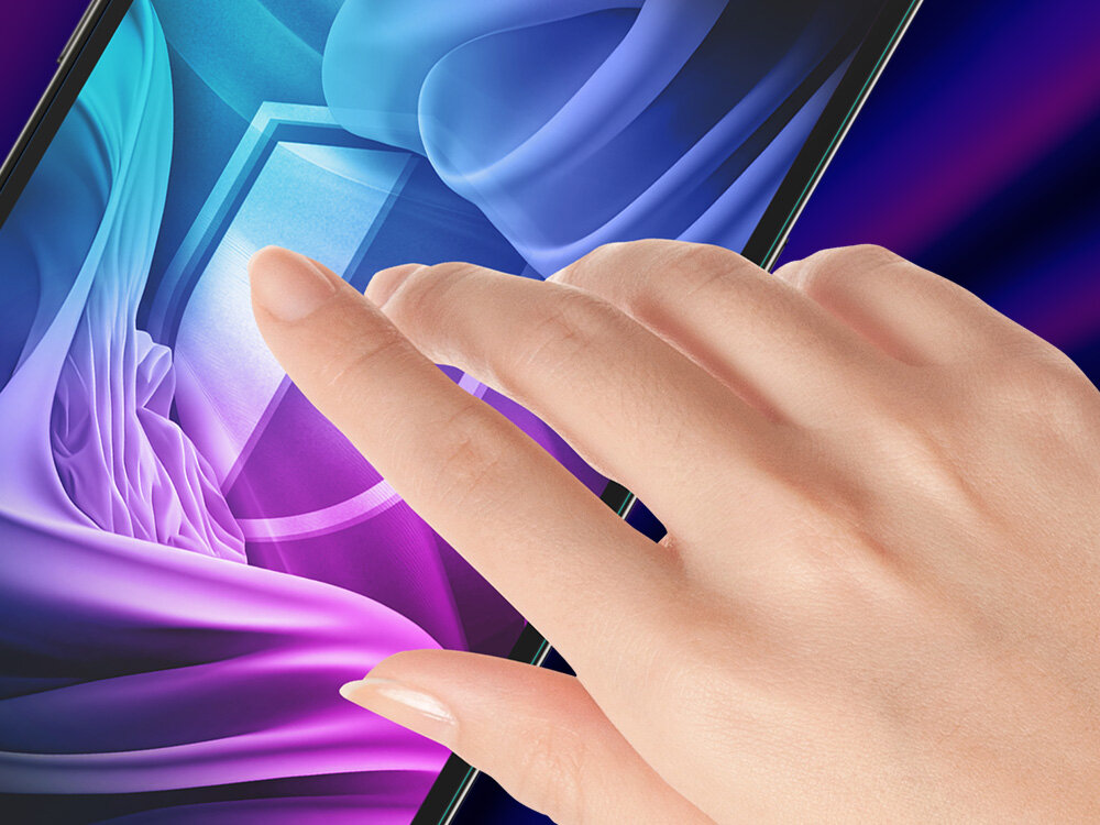 Na obrazie widać dłoń dotykającą ekran urządzenia z kolorowym, abstrakcyjnym tłem. Na ekranie widoczny jest symbol tarczy, sugerujący ochronę.