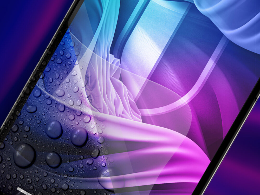 Obraz przedstawia zbliżenie na ekran telefonu z kolorowym, abstrakcyjnym tłem w odcieniach niebieskiego, fioletowego i różowego. Na powierzchni ekranu widoczne są krople wody.