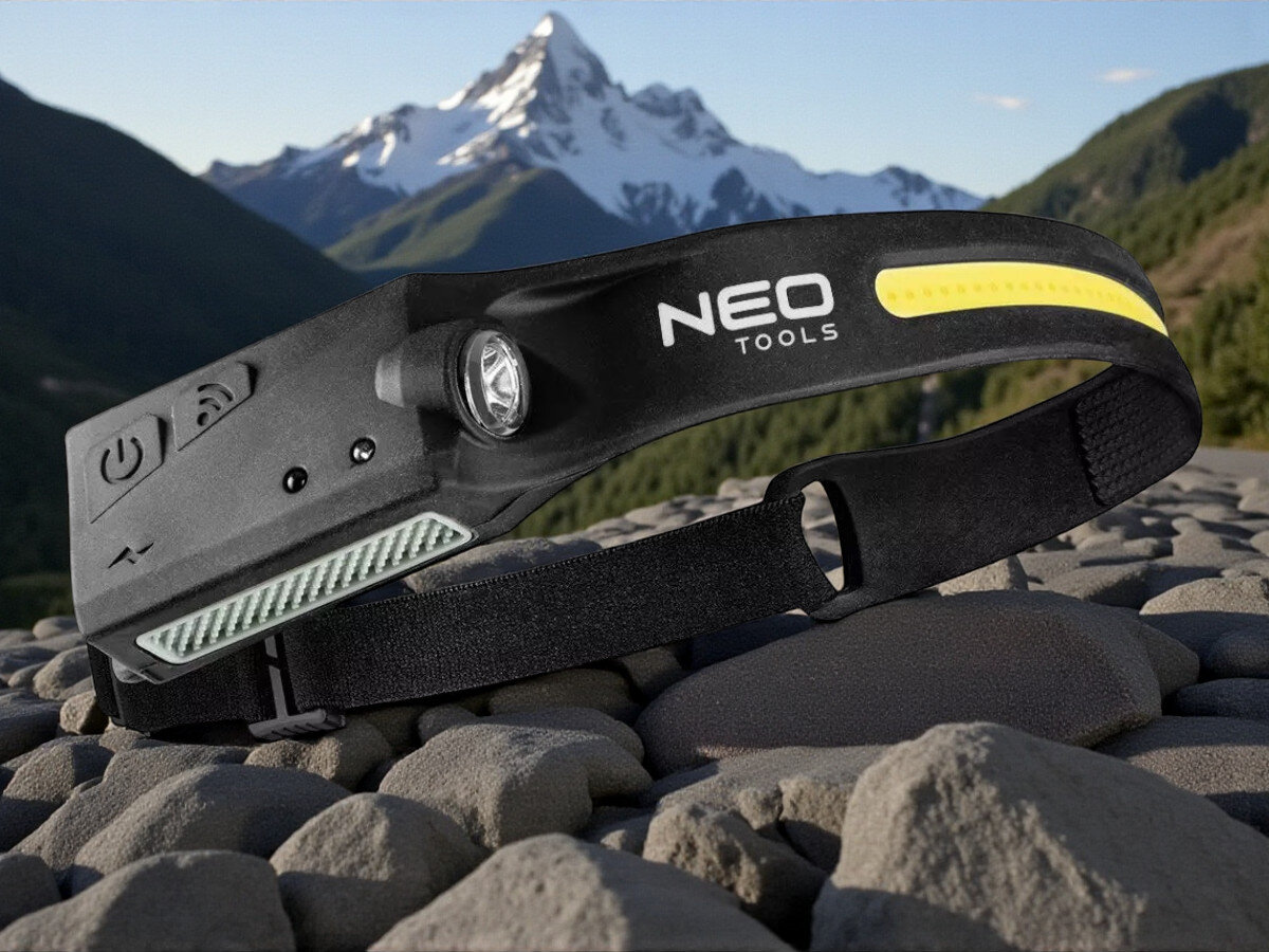 Latarka czołowa NEO 1 99-097, precyzja, kierunek, kontrola, efektywność, Czołówka NEO na skałach z górskim tłem