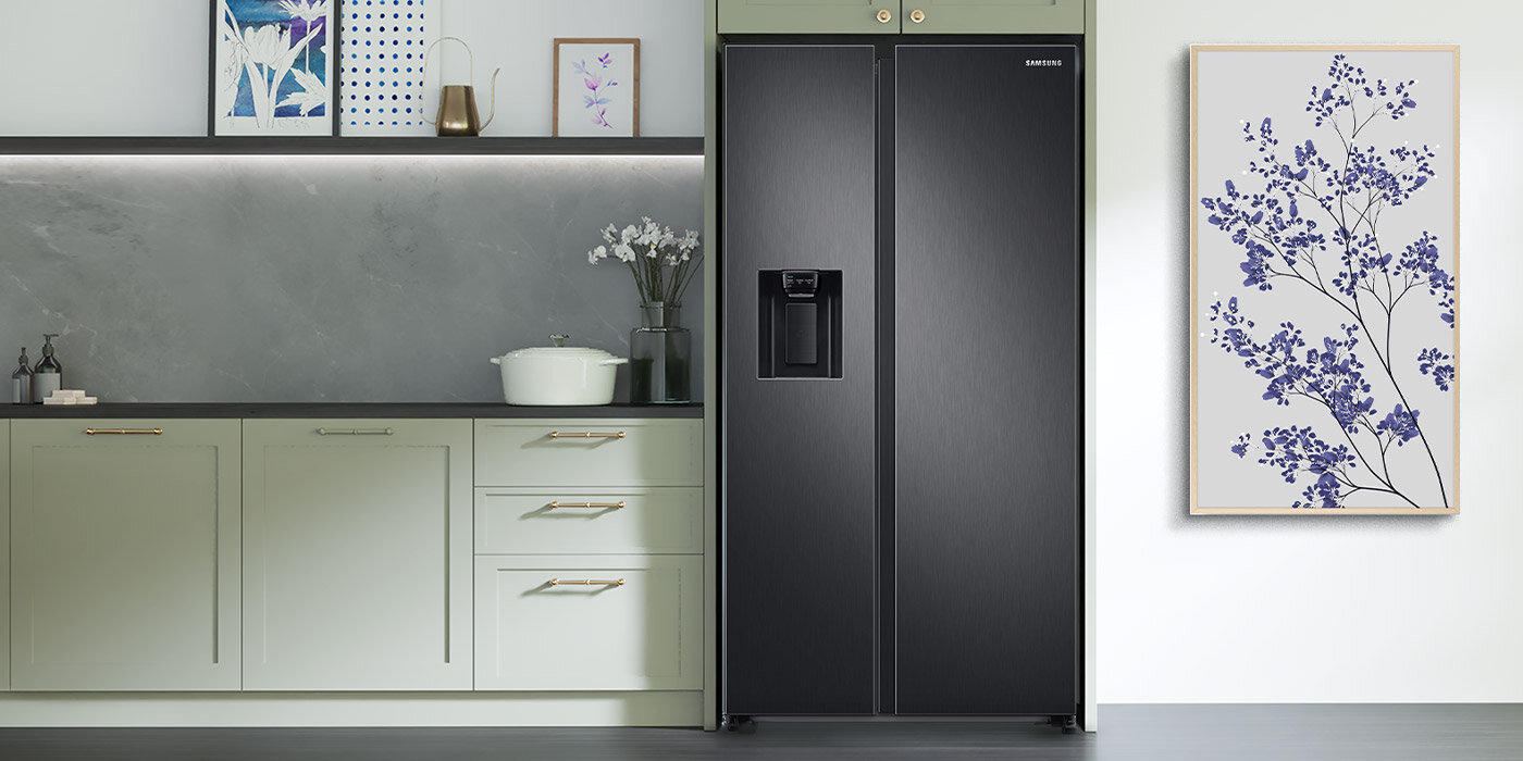 Lodówka Samsung Side by Side RS68CG853EB1 w nowoczesnym wnętrzu Lodówka Samsung Side by Side RS68CG853EB1 w nowoczesnym wnętrzu