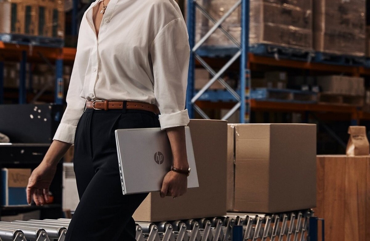 Laptop HP matowa matryca procesor rdzenie taktowanie wydajność rozrywka praca kąty widzenia rozdzielczość karta graficzna jakość dysk RAM ekran częstotliwość złącza