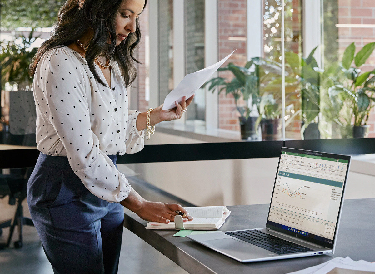 Laptop HP EliteBook 860 G9 16 IPS i5-1235U 16GB RAM 512GB SSD Windows 11 Professional łączność podłączenie porty złącza