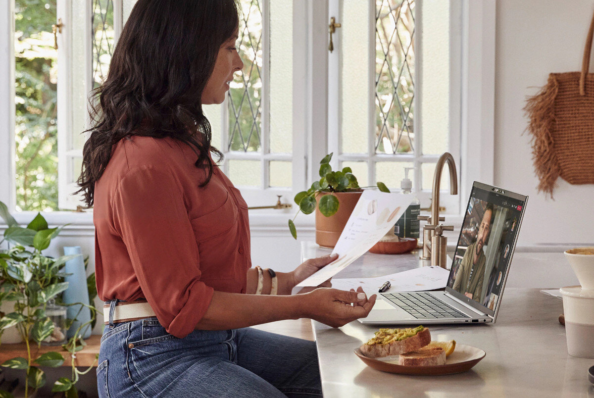 Laptop HP EliteBook 860 G9 16 IPS i5-1235U 16GB RAM 512GB SSD Windows 11 Professional kamera mikrofony rozmowy jakość klarowność dźwięk audio głośniki