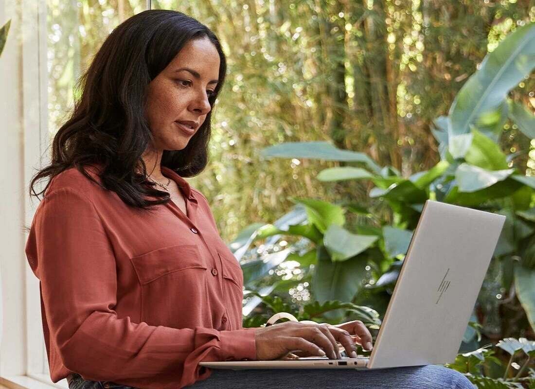 Laptop HP podswietlana klawiatura procesor rdzenie taktowanie wydajność rozrywka praca kąty widzenia rozdzielczość karta graficzna jakość dysk RAM ekran częstotliwość złącza