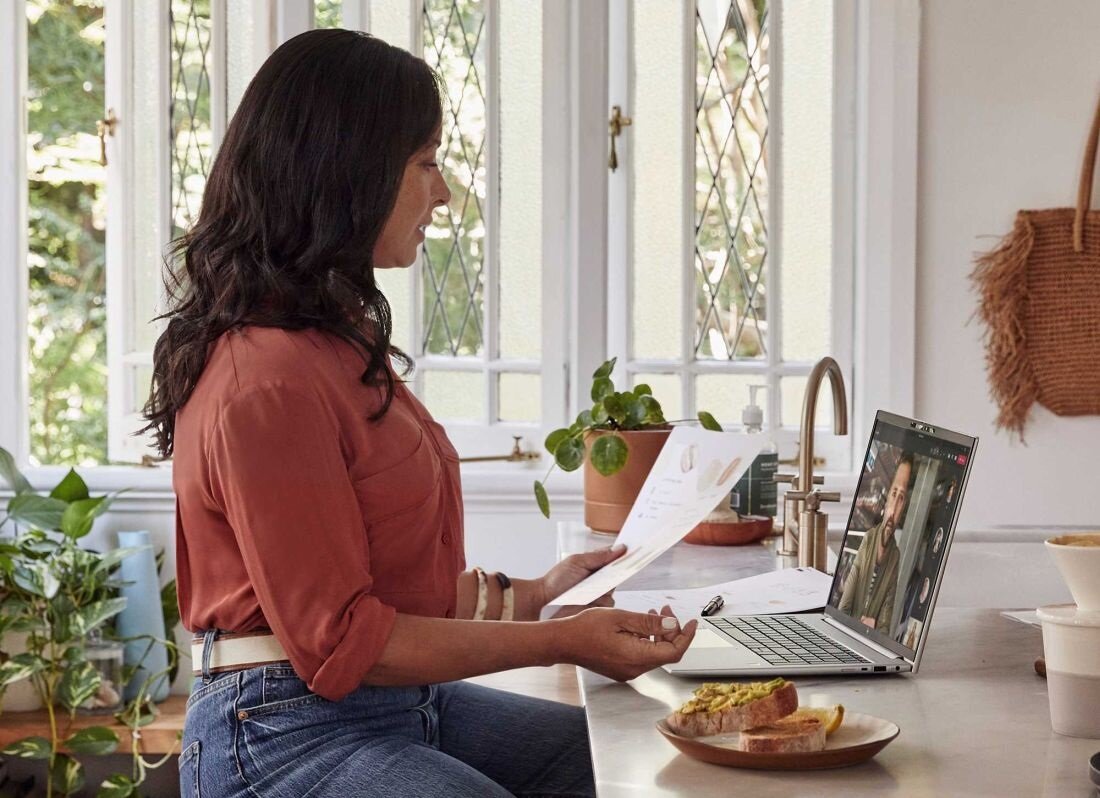 Laptop HP pojemna pamiec RAM procesor rdzenie taktowanie wydajność rozrywka praca kąty widzenia rozdzielczość karta graficzna jakość dysk RAM ekran częstotliwość złącza