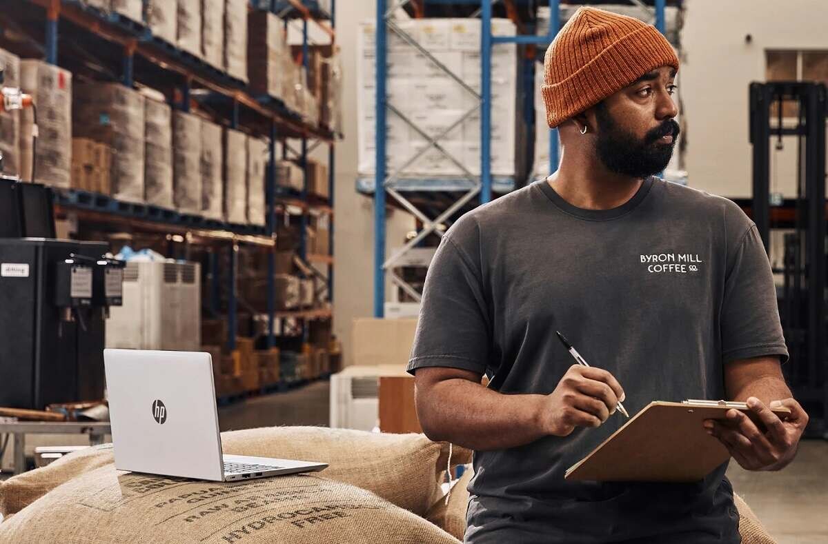 Laptop HP matowa matryca procesor rdzenie taktowanie wydajność rozrywka praca kąty widzenia rozdzielczość karta graficzna jakość dysk RAM ekran częstotliwość złącza