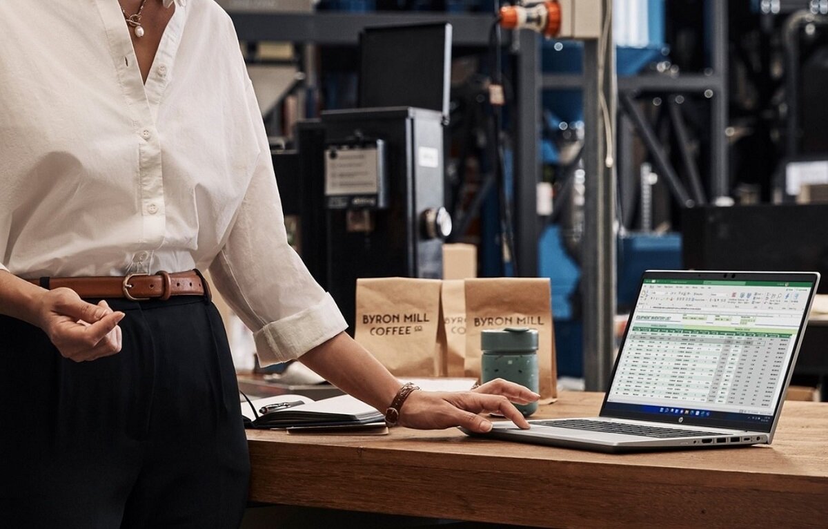 Laptop HP podswietlana klawiatura procesor rdzenie taktowanie wydajność rozrywka praca kąty widzenia rozdzielczość karta graficzna jakość dysk RAM ekran częstotliwość złącza