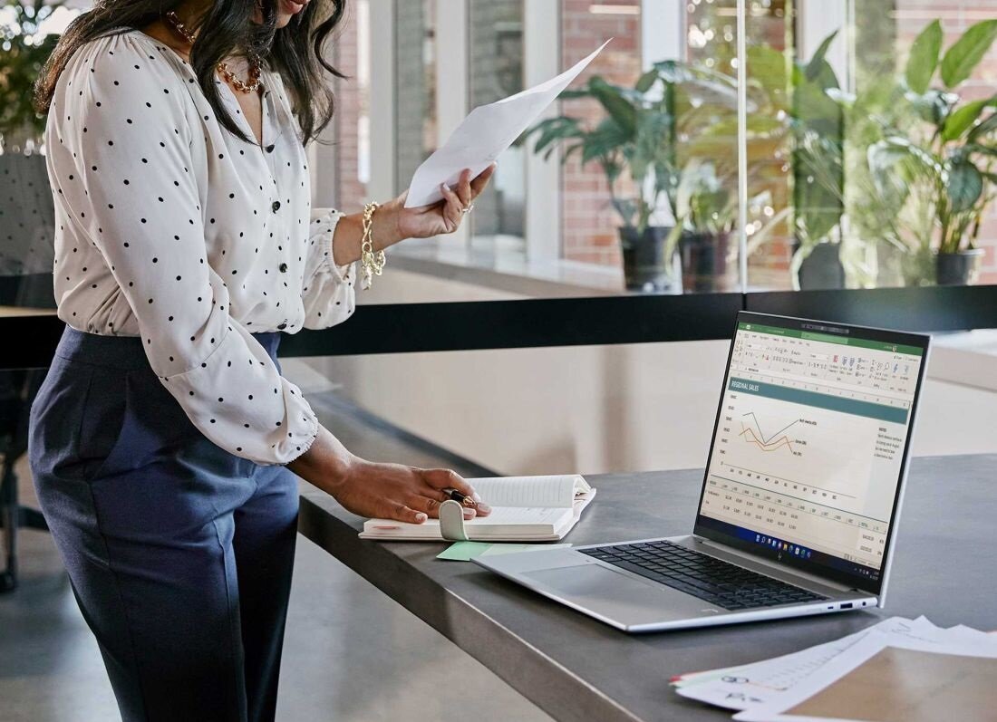 Laptop HP szybki dysk SSD procesor rdzenie taktowanie wydajność rozrywka praca kąty widzenia rozdzielczość karta graficzna jakość dysk RAM ekran częstotliwość złącza