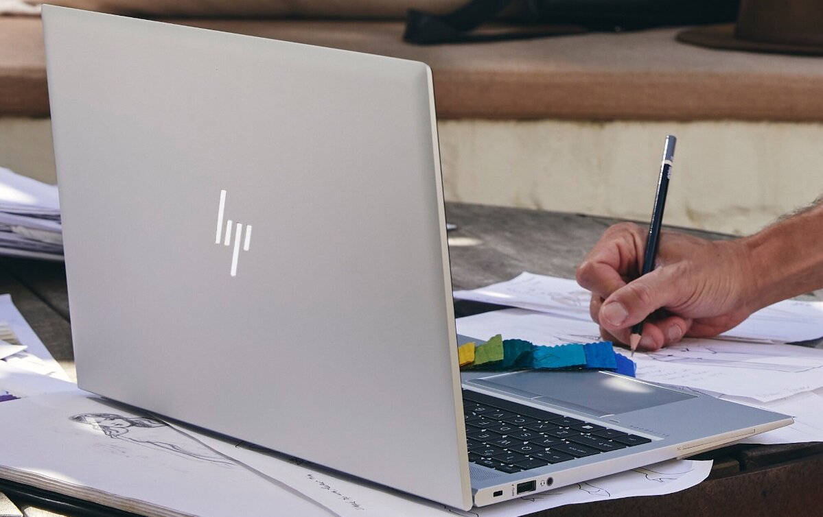 Laptop HP podswietlana klawiatura procesor rdzenie taktowanie wydajność rozrywka praca kąty widzenia rozdzielczość karta graficzna jakość dysk RAM ekran częstotliwość złącza