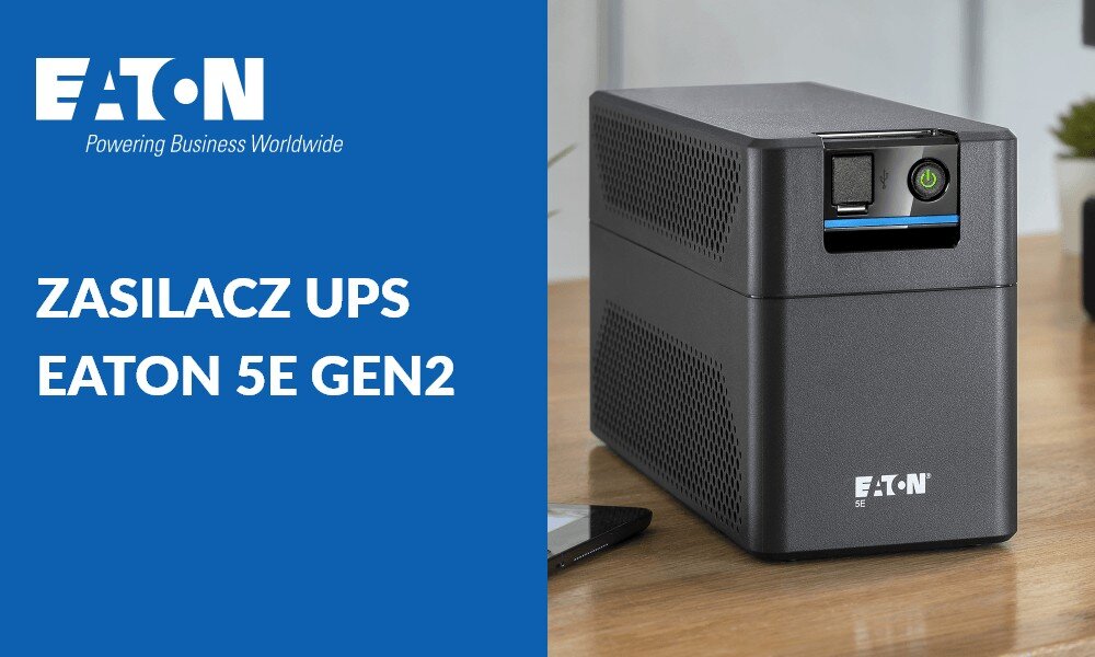 Zasilacz UPS EATON 5E700UD 700VA 360W Po lewej stronie niebieskie tło z białym logo i napisem 'ZASILACZ UPS EATON 5E GEN2' Po prawej zasilacz UPS stojący na drewnianym blacie