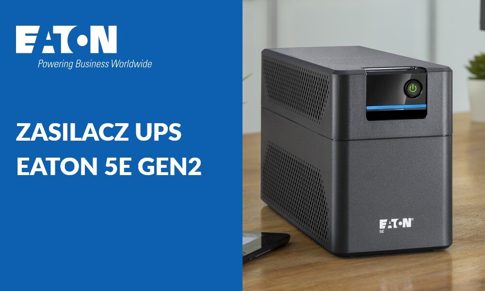 Zasilacz UPS EATON 5E550I Urządzenie zasilające na drewnianym blacie po prawej stronie i niebieski panel z białymi napisami informacyjnymi po lewej stronie