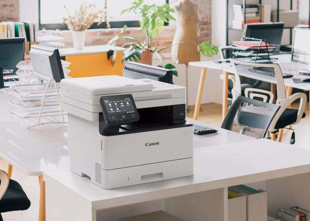 Urządzenie wielofunkcyjne CANON i-SENSYS MF461dw Automatyczny druk dwustronny, Wi-Fi prezentacja urządzenia w pomieszczeniu biurowym na szafce