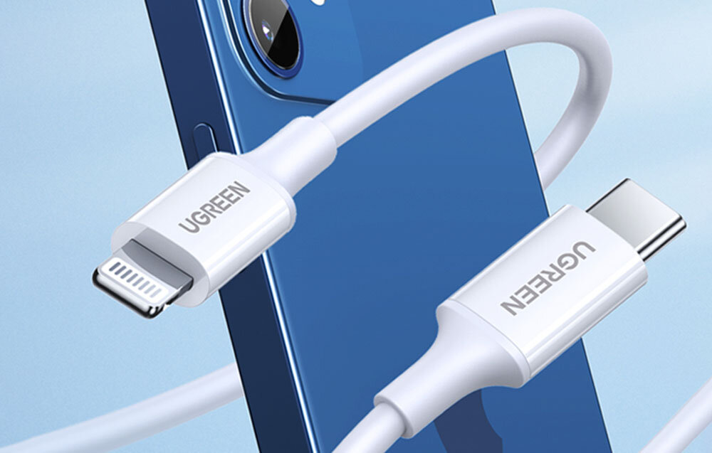 Na obrazie widać biały kabel z końcówkami USB-C i Lightning, z logo \'UGREEN\' na obu końcówkach. Kabel jest podłączony do niebieskiego urządzenia.
