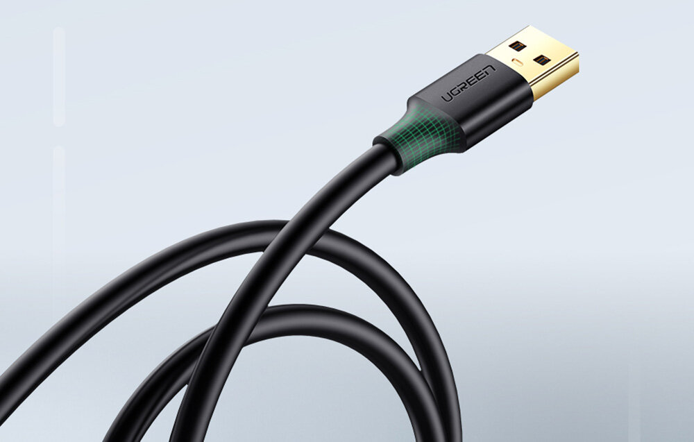 Czarny kabel USB z widoczną wtyczką USB-A, na której znajduje się napis \'UGREEN\'.