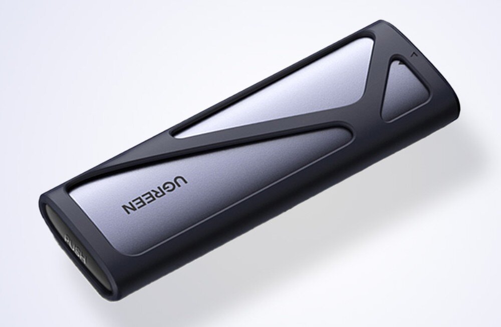 Obudowa dysku UGREEN CM400 Widok z góry na podłużną obudowę na dysk o metalicznym wykończeniu z czarną gumową osłoną o geometrycznym wzorze