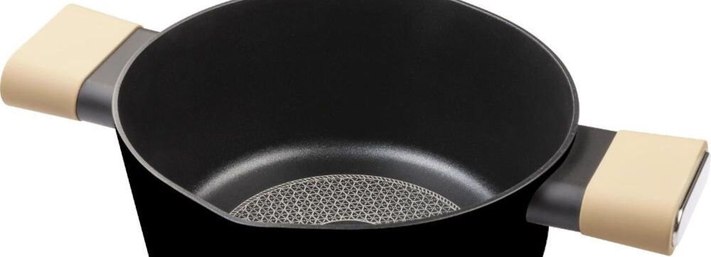 Garnek LAMART Poele LT1218 20 cm  czarny garnek czarne tło beżowe uchwyty białe tło Wewnętrzna powłoka garnka odporna na zadrapania i przypalanie nie zawiera szkodliwego PFOA nie uwalniają się toksyczne substancje nieprzywierająca powierzchnia posiłki z minimalną ilością tłuszczu na wszystkich typach kuchenek gazowych, elektrycznych, ceramicznych i indukcyjnych uniwersalny wybór