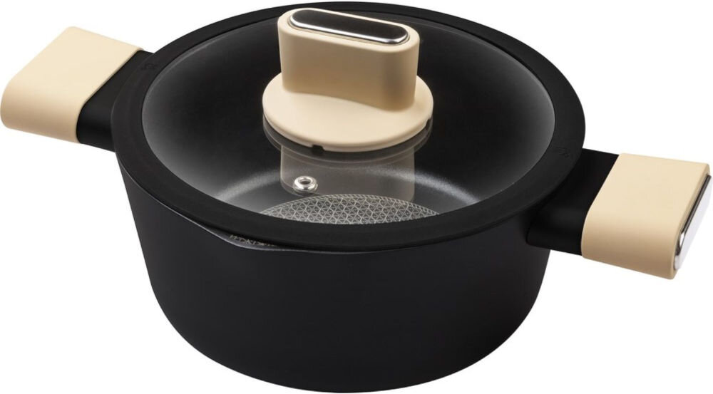 Garnek LAMART Poele LT1219 24 cm do każdej kuchni czarny garnek zamknięty pokrywką przeźroczysta czarna obręcz beżowe uchwyty i uchwyt pokrywki białe tło