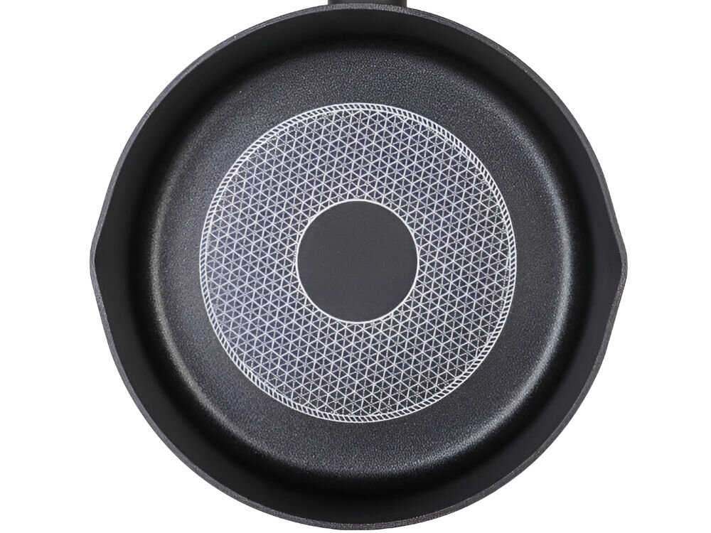 Patelnia LAMART Poele LT1216 24 cm zbliżenie na patelnię czarna powłoka czarne dno białe tło Nieprzywierająca powłoka patelni bez użycia szkodliwego PFOA nie wydziela żadnych substancji toksycznych ułatwia również czyszczenie delikatne przetarcie powierzchni zdrowe przyjemne gotowanie 