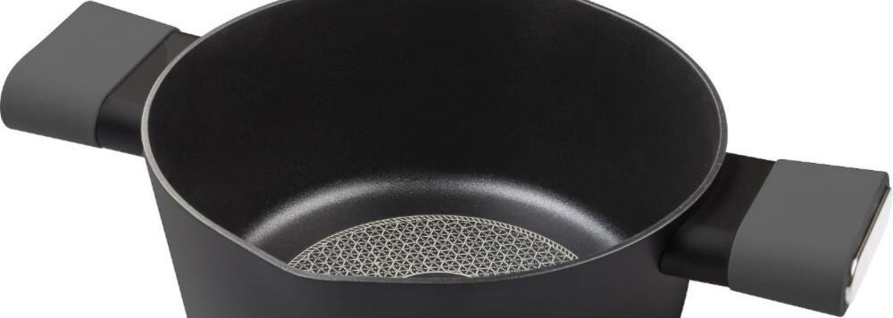 Garnek LAMART Poele LT1225 24 cm  czarny garnek czarne tło czarne uchwyty białe tło Wewnętrzna powłoka garnka odporna na zadrapania i przypalanie nie zawiera szkodliwego PFOA nie uwalniają się toksyczne substancje nieprzywierająca powierzchnia posiłki z minimalną ilością tłuszczu na wszystkich typach kuchenek gazowych, elektrycznych, ceramicznych i indukcyjnych uniwersalny wybór