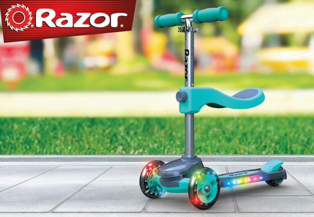 Hulajnoga dla dzieci RAZOR Rollie DLX 2w1 20073645 Turkusowy dziewczynka jedzie na hulajnodze z siedziskiem uniwersalna rozwoj zabawa jazda hulajnoga swiecace kolka skladana konstrukcja