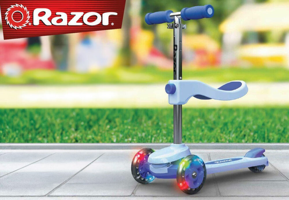 Hulajnoga dla dzieci RAZOR Rollie 2w1 20073648 Niebieski hulajnoga na tle stoi na ulicy uniwersalna rozwoj zabawa jazda hulajnoga swiecace kolka skladana konstrukcja