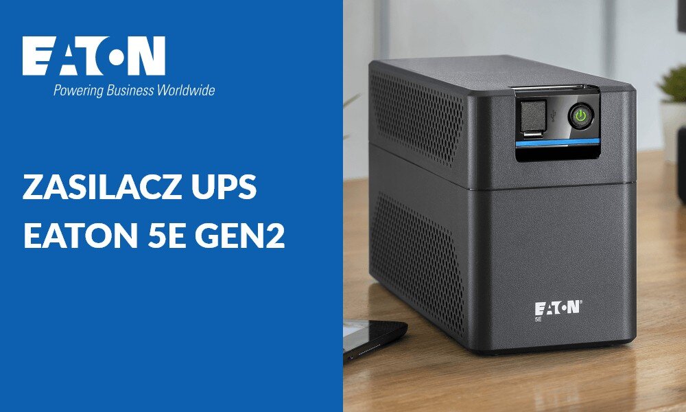 Zasilacz UPS EATON 5E900UI 900VA 480W Zasilacz awaryjny UPS stojący na drewnianym biurku. Obok umieszczono napis 'ZASILACZ UPS EATON 5E GEN2' oraz logo marki