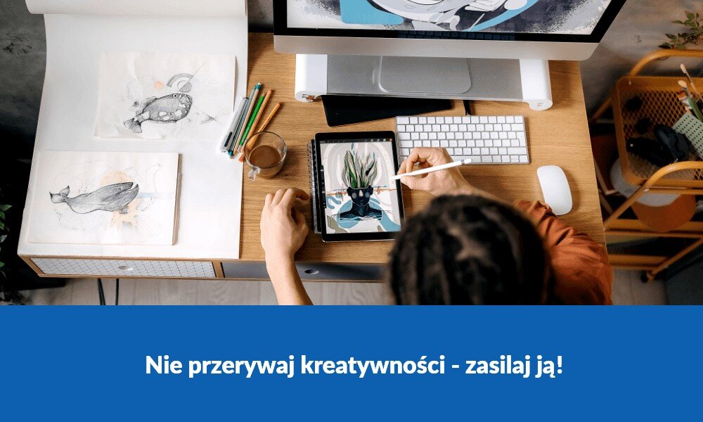 Zasilacz UPS EATON 5E900UI 900VA 480W Widok z góry na biurko z komputerem, tabletem graficznym i szkicami. Na dole umieszczono napis 'Nie przerywaj kreatywności - zasilaj ją!'