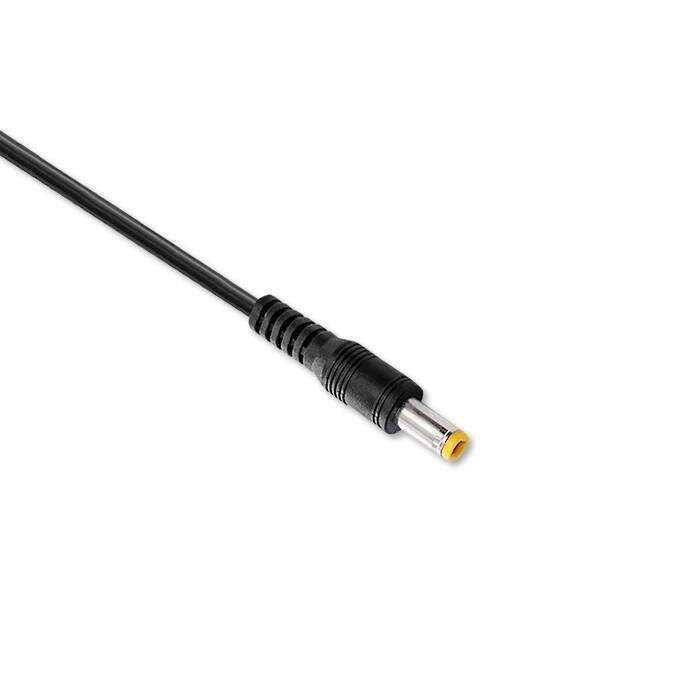 Na obrazie widoczny jest czarny kabel z wtyczką zasilającą o metalowym zakończeniu z żółtym wnętrzem.