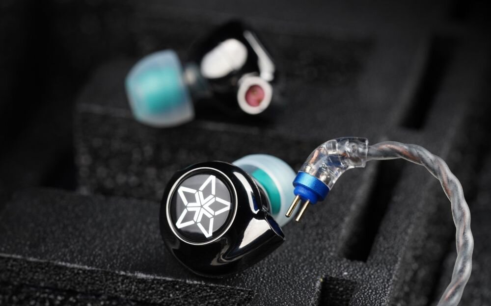 Słuchawki dokanałowe FIIO FH11 - sluchawki na tle, wtyki 