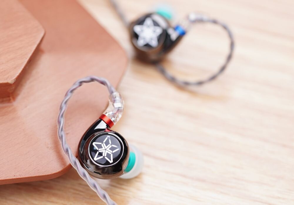 Słuchawki dokanałowe FIIO FH11 - przetwornik, membrana, sluchawki na blacie, przetwornik