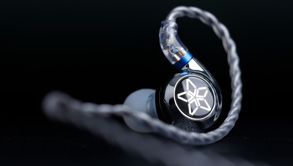 Słuchawki dokanałowe FIIO FH11 - jakosc kabel, zyly, czarne tlo