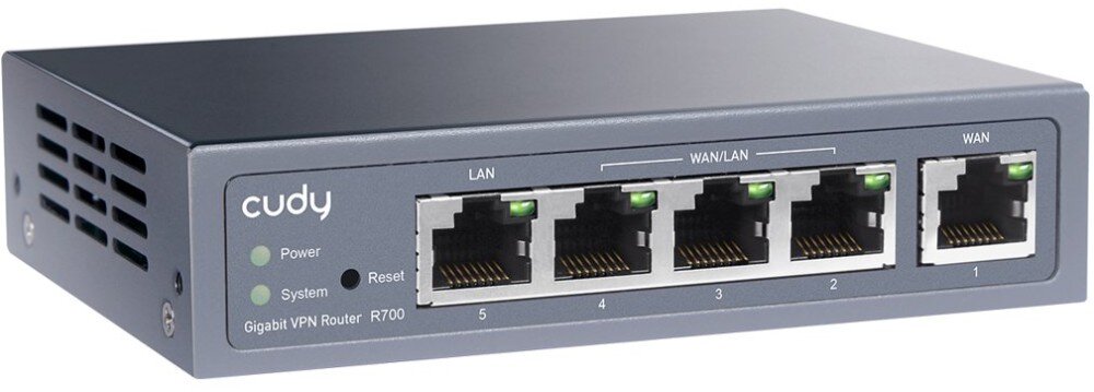 Router CUDY R700 Widok pod kątem na ten sam router z wyraźnie widocznymi wentylacyjnymi otworami bocznymi i pięcioma portami Ethernet. Po lewej stronie widać kontrolki LED i przycisk reset, technologia Multi-WAN, balans ruchu