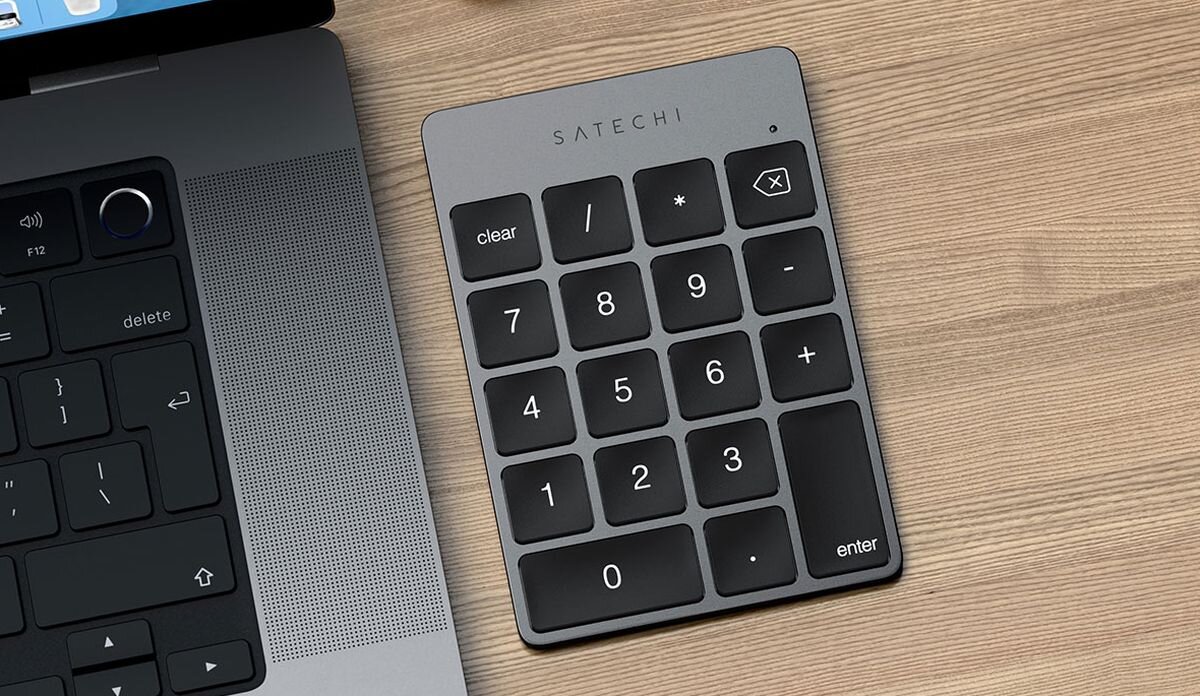 SATECHI Slim Wireless - klawiatura obok laptopa