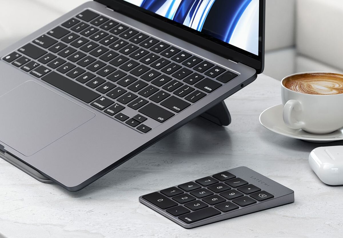 SATECHI Slim Wireless SATECHI Slim Wireless bezprzewodowy blok numeryczny 18 klawiszami współpracy z komputerami Mac oraz PC klawiatur laptopowych - klawiatura na biurku obok słuchawek i kawy