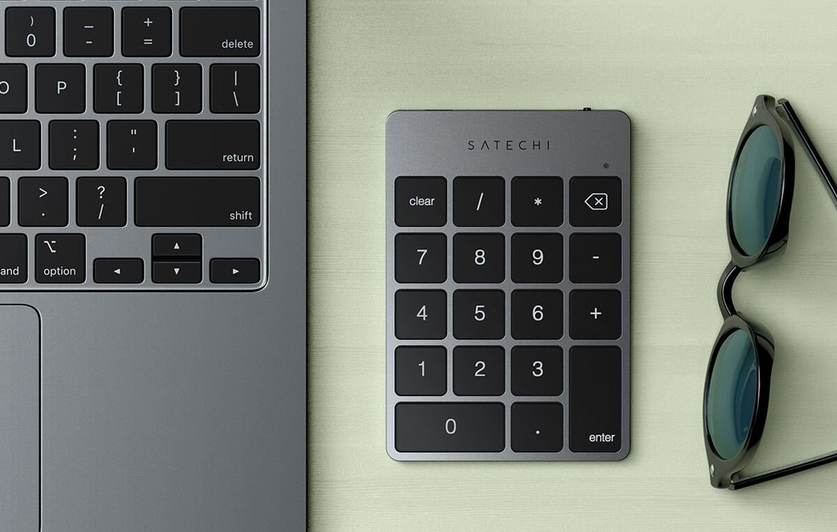 SATECHI Slim Wireless Wbudowany akumulator portu micro-USB laptopa lub ładowarki - klawiatura między laptopem a słuchawkami