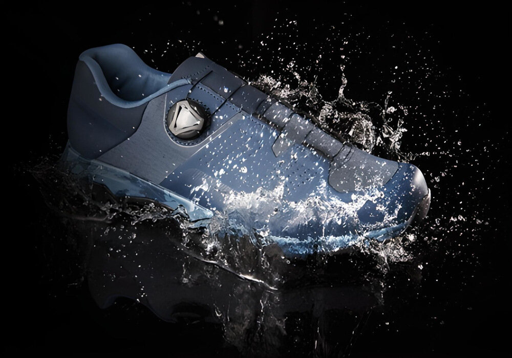 Buty rowerowe SHIMANO SH-ET700 Czarny rozmiar 45 membrana SPLASH SHIELD w przedniej czesci obuwia ochrona palcow przed wilgocia