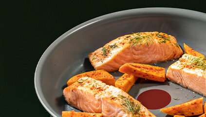 Zbliżenie na jedzenie na patelnia TEFAL Renew C4253813.