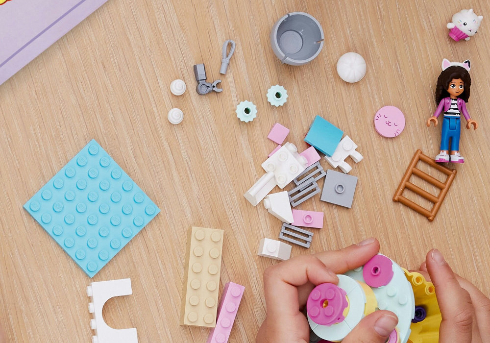LEGO 10785 Gabby's Dollhouse Pieczenie tortu z Łakotkiem zabawa edukacja rozwój wyposażenie kreatywność