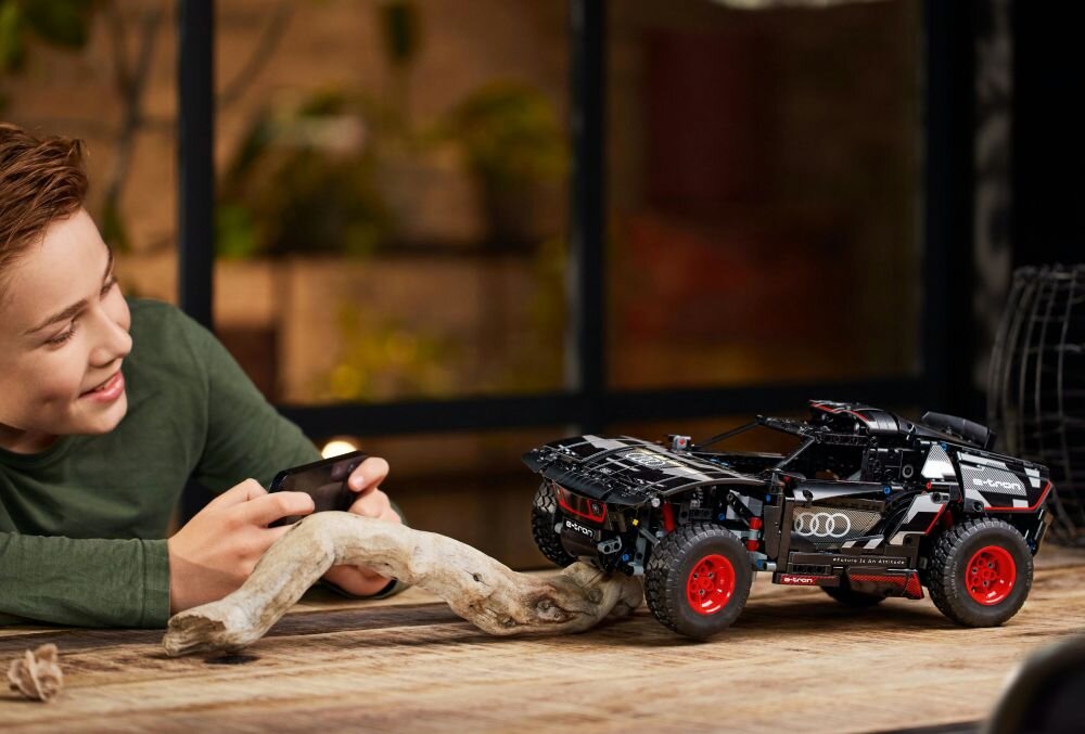 LEGO Technic Audi RS Q e-tron 42160 klocki elementy zabawa łączenie figurki akcesoria figurka zestaw