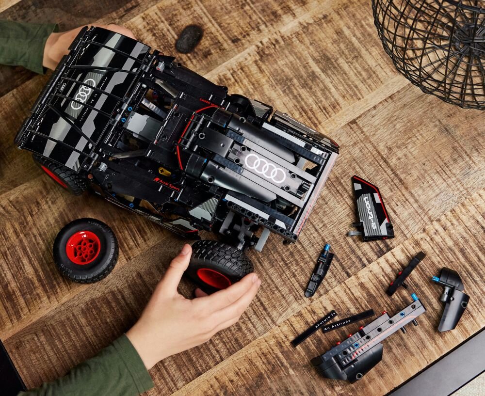 LEGO Technic Audi RS Q e-tron 42160 klocki elementy zabawa łączenie figurki akcesoria figurka zestaw