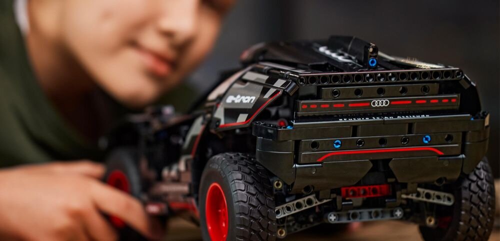 LEGO Technic Audi RS Q e-tron 42160 klocki elementy zabawa łączenie figurki akcesoria figurka zestaw
