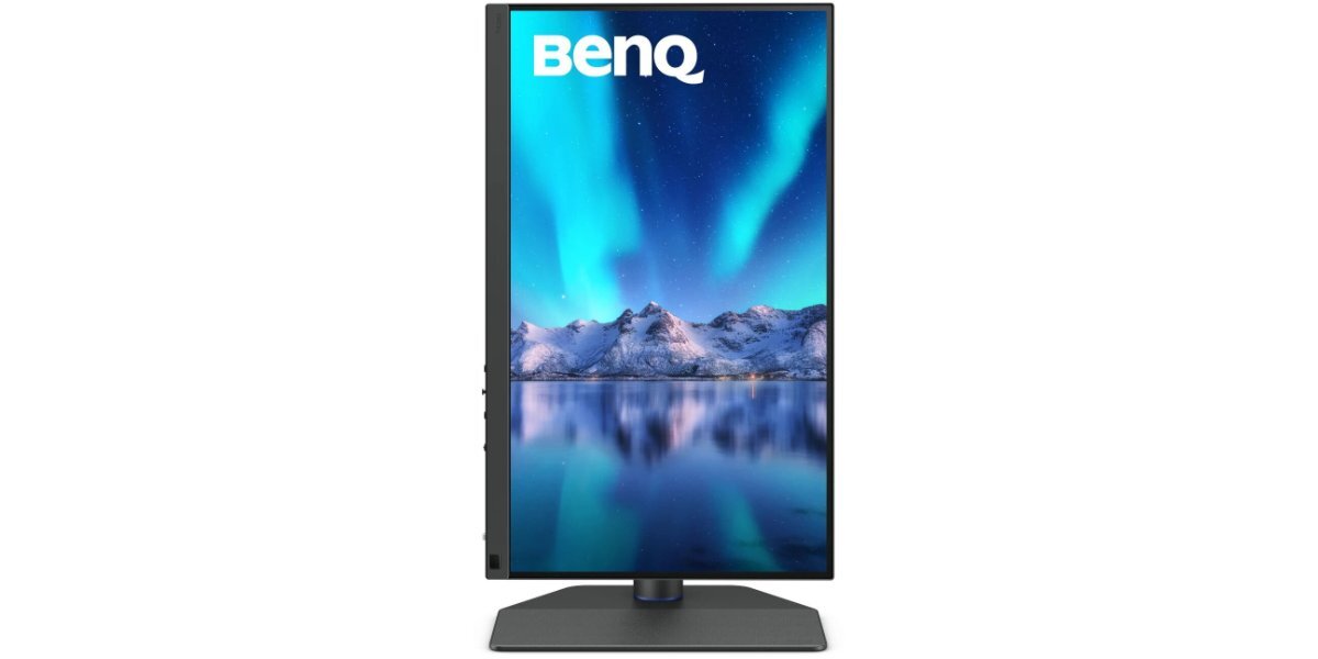 Monitor BENQ PhotoVue SW272U na białym tle ustawiony pionowo.